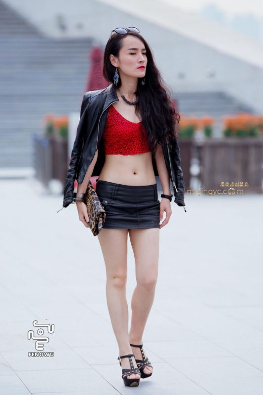 街拍：皮衣皮裙打扮超时尚，像刚参加时装展回来的性感美女