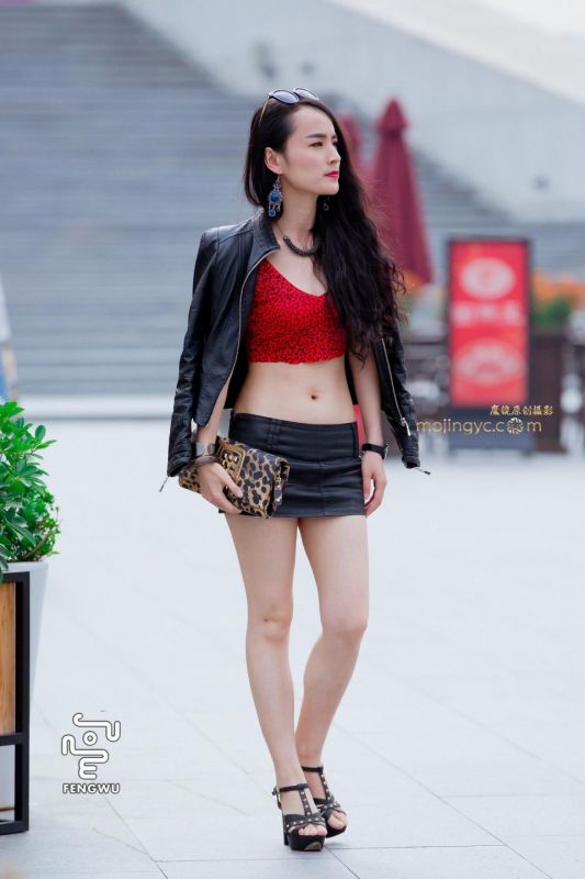 街拍：皮衣皮裙打扮超时尚，像刚参加时装展回来的性感美女