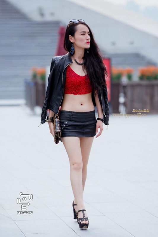 街拍：皮衣皮裙打扮超时尚，像刚参加时装展回来的性感美女